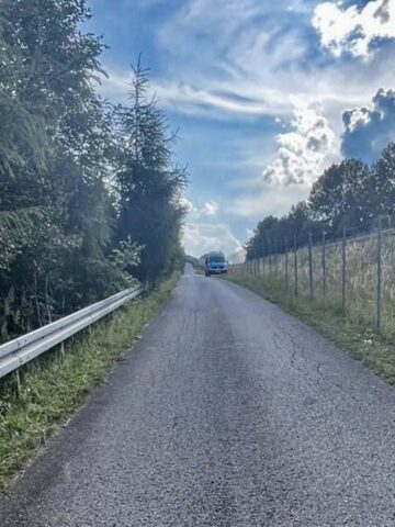 Śmiertelny wypadek w Szarem. Zginął chłopiec na hulajnodze Śmiertelny wypadek w Szarem. Zginął chłopiec na hulajnodze