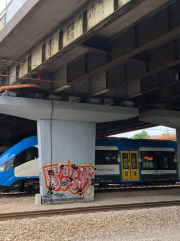 Sosnowiec. Estakada w ciągu drogi krajowej nr 94, nad linią kolejową nr 1, Czarną Przemszą, ulicami Piotrkowską i Chemiczną. Stan na 8 lipca 2025 roku. Sosnowiec. Estakada w ciągu drogi krajowej nr 94, nad linią kolejową nr 1, Czarną Przemszą, ulicami Piotrkowską i Chemiczną. Stan na 8 lipca 2025 roku.