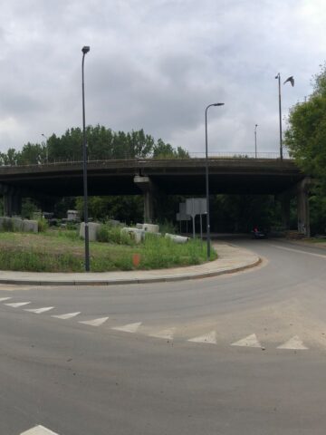 Sosnowiec. Estakada w ciągu drogi krajowej nr 94, nad linią kolejową nr 1, Czarną Przemszą, ulicami Piotrkowską i Chemiczną. Stan na 8 lipca 2025 roku. Sosnowiec. Estakada w ciągu drogi krajowej nr 94, nad linią kolejową nr 1, Czarną Przemszą, ulicami Piotrkowską i Chemiczną. Stan na 8 lipca 2025 roku.