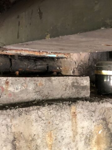 Sosnowiec. Urna z prochami pod estakadą w ciągu drogi krajowej nr 94, nad linią kolejową nr 1, Czarną Przemszą, ulicami Piotrkowską i Chemiczną. 8 lipca 2025 roku. Sosnowiec. Urna z prochami pod estakadą w ciągu drogi krajowej nr 94, nad linią kolejową nr 1, Czarną Przemszą, ulicami Piotrkowską i Chemiczną. 8 lipca 2025 roku.