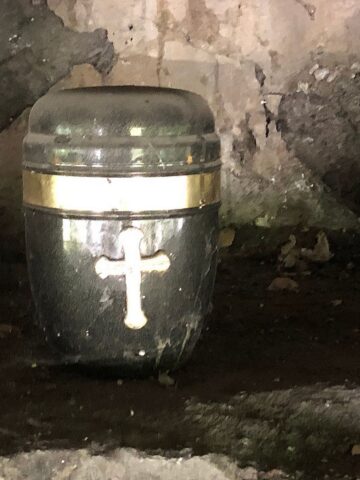 Sosnowiec. Urna z prochami pod estakadą w ciągu drogi krajowej nr 94, nad linią kolejową nr 1, Czarną Przemszą, ulicami Piotrkowską i Chemiczną. 8 lipca 2025 roku. Sosnowiec. Urna z prochami pod estakadą w ciągu drogi krajowej nr 94, nad linią kolejową nr 1, Czarną Przemszą, ulicami Piotrkowską i Chemiczną. 8 lipca 2025 roku.