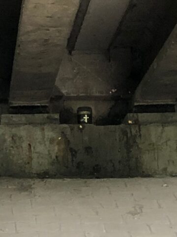 Sosnowiec. Urna z prochami pod estakadą w ciągu drogi krajowej nr 94, nad linią kolejową nr 1, Czarną Przemszą, ulicami Piotrkowską i Chemiczną. 25 lipca 2025 roku. Sosnowiec. Urna z prochami pod estakadą w ciągu drogi krajowej nr 94, nad linią kolejową nr 1, Czarną Przemszą, ulicami Piotrkowską i Chemiczną. 25 lipca 2025 roku.