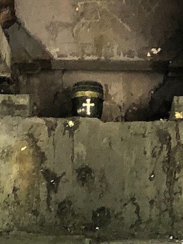 Sosnowiec. Urna z prochami pod estakadą w ciągu drogi krajowej nr 94, nad linią kolejową nr 1, Czarną Przemszą, ulicami Piotrkowską i Chemiczną. 25 lipca 2025 roku. Sosnowiec. Urna z prochami pod estakadą w ciągu drogi krajowej nr 94, nad linią kolejową nr 1, Czarną Przemszą, ulicami Piotrkowską i Chemiczną. 25 lipca 2025 roku.