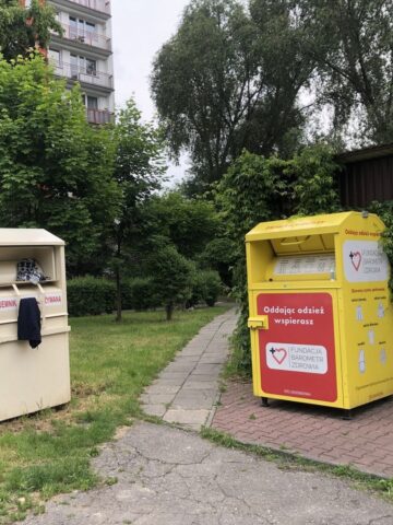 Sosnowiec-Sielec, ul. 1 Maja. Kontenery do selektywnej zbiórki odzieży. 3 czerwca 2025. Sosnowiec-Sielec, ul. 1 Maja. Kontenery do selektywnej zbiórki odzieży. 3 czerwca 2025.