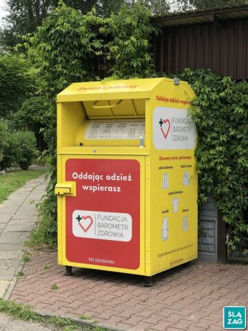 Sosnowiec-Sielec, ul. 1 Maja. Kontenery do selektywnej zbiórki odzieży. 3 czerwca 2025. Sosnowiec-Sielec, ul. 1 Maja. Kontenery do selektywnej zbiórki odzieży. 3 czerwca 2025.