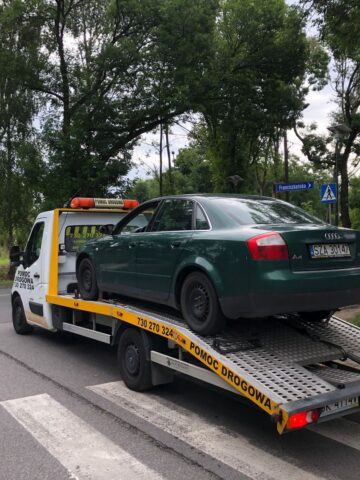 Sosnowiec. Skrzyżowanie ulic Franciszkańskiej i Stanisława Mikołajczyka. Laweta odwozi pojazd uszkodzony przez mężczyznę atakującego pojazdy metalową rurą (wcześniej mówiono o maczecie). 31 lipca 2025. Sosnowiec. Skrzyżowanie ulic Franciszkańskiej i Stanisława Mikołajczyka. Laweta odwozi pojazd uszkodzony przez mężczyznę atakującego pojazdy metalową rurą (wcześniej mówiono o maczecie). 31 lipca 2025.