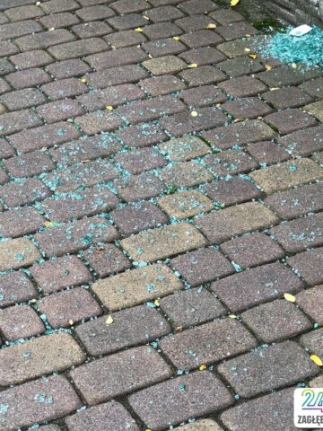 Sosnowiec. Ul. Franciszkańska. Sąsiedztwo miejsca, w którym Policja zastrzeliła mężczyznę atakującego pojazdy metalową rurą (wcześniej mówiono o maczecie). Widać szkło z rozbitej szyby z zaatakowanego przez mężczyznę pojazdu. 31 lipca 2025. Sosnowiec. Ul. Franciszkańska. Sąsiedztwo miejsca, w którym Policja zastrzeliła mężczyznę atakującego pojazdy metalową rurą (wcześniej mówiono o maczecie). Widać szkło z rozbitej szyby z zaatakowanego przez mężczyznę pojazdu. 31 lipca 2025.