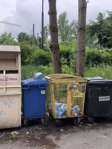 Sosnowiec, skrzyżowanie ulic: 1 Maja i Anieli Urbanowicz. Kontenery do selektywnej zbiórki odzieży. 3 czerwca 2025. Sosnowiec, skrzyżowanie ulic: 1 Maja i Anieli Urbanowicz. Kontenery do selektywnej zbiórki odzieży. 3 czerwca 2025.