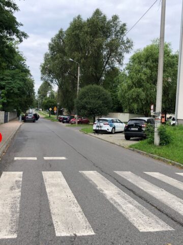 Sosnowiec. Ul. Franciszkańska. Sąsiedztwo miejsca, w którym Policja zastrzeliła mężczyznę atakującego pojazdy metalową rurą (wcześniej mówiono o maczecie). Widać szkło z rozbitej szyby z zaatakowanego przez mężczyznę pojazdu. 31 lipca 2025. Sosnowiec. Ul. Franciszkańska. Sąsiedztwo miejsca, w którym Policja zastrzeliła mężczyznę atakującego pojazdy metalową rurą (wcześniej mówiono o maczecie). Widać szkło z rozbitej szyby z zaatakowanego przez mężczyznę pojazdu. 31 lipca 2025.