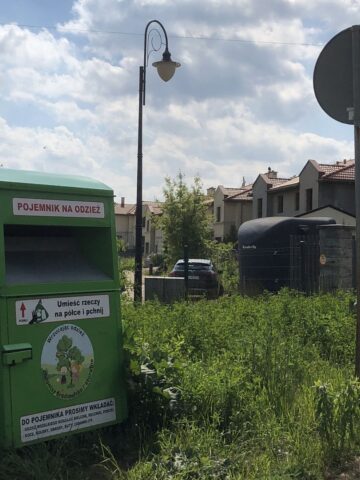 Sosnowiec, ul. Klimontowska. Kontenery do selektywnej zbiórki odzieży. 20 maja 2025. Sosnowiec, ul. Klimontowska. Kontenery do selektywnej zbiórki odzieży. 20 maja 2025.