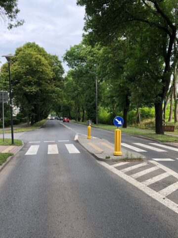 Sosnowiec. Ul. Stanisława Mikołajczyka. Miejsce, w którym Policja zastrzeliła mężczyznę atakującego pojazdy metalową rurą (wcześniej mówiono o maczecie). 31 lipca 2025. Sosnowiec. Ul. Stanisława Mikołajczyka. Miejsce, w którym Policja zastrzeliła mężczyznę atakującego pojazdy metalową rurą (wcześniej mówiono o maczecie). 31 lipca 2025.