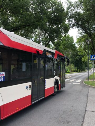 Sosnowiec. Ul. Stanisława Mikołajczyka. Miejsce, w którym Policja zastrzeliła mężczyznę atakującego pojazdy metalową rurą (wcześniej mówiono o maczecie). 31 lipca 2025. Sosnowiec. Ul. Stanisława Mikołajczyka. Miejsce, w którym Policja zastrzeliła mężczyznę atakującego pojazdy metalową rurą (wcześniej mówiono o maczecie). 31 lipca 2025.