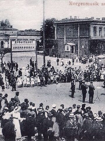 Sosnowiec. Ulica Trzeciego Maja. Dworzec kolejowy główny. Orkiestra za czasów okupacji niemieckiej. Lata 1914-1918. Sosnowiec. Ulica Trzeciego Maja. Dworzec kolejowy główny. Orkiestra za czasów okupacji niemieckiej. Lata 1914-1918.