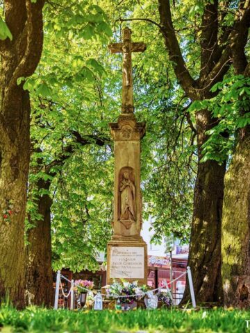 Kamienny krzyż przy ulicy Grota-Roweckiego w Tychach Kamienny krzyż przy ulicy Grota-Roweckiego w Tychach