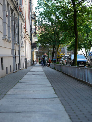 Chodnik wykonany z płyt charlottenburger platten Chodnik wykonany z płyt charlottenburger platten