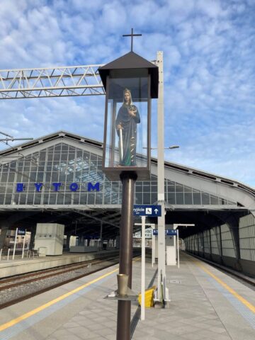 Kapliczka z figurą św. Katarzyny, dworzec Bytom Kapliczka z figurą św. Katarzyny, dworzec Bytom