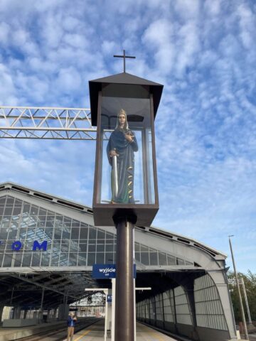 Kapliczka z figurą św. Katarzyny, dworzec Bytom Kapliczka z figurą św. Katarzyny, dworzec Bytom