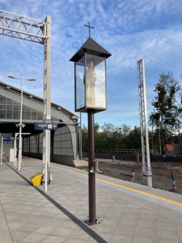 Kapliczka z figurą św. Katarzyny, dworzec Bytom Kapliczka z figurą św. Katarzyny, dworzec Bytom