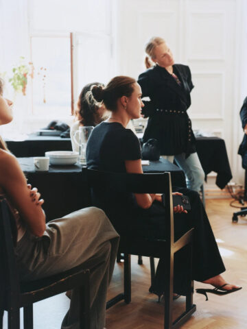 Magda Butrym podczas tworzenia kolekcji dla H&M Magda Butrym podczas tworzenia kolekcji dla H&M