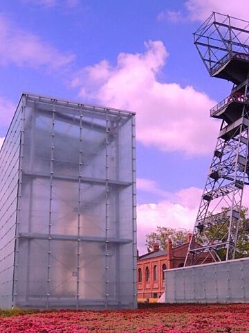 Szyb Warszawa II na terenie Muzeum Śląskiego w Katowicach Szyb Warszawa II na terenie Muzeum Śląskiego w Katowicach