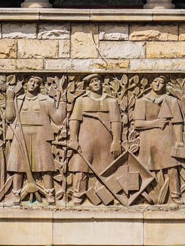 Płaskorzeźba "Odbudowa" nad wejście do Kamiennego Kasztelu Płaskorzeźba "Odbudowa" nad wejście do Kamiennego Kasztelu