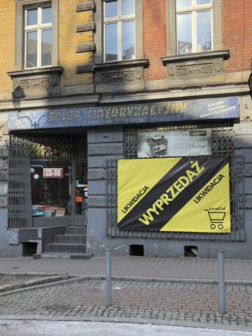 Sklep samochodowy przy ul. Andrzeja 13 w Katowicach Sklep samochodowy przy ul. Andrzeja 13 w Katowicach