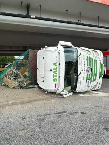 Ciężarówka przewróciła się na rondzie w Piekarach Śląskich Ciężarówka przewróciła się na rondzie w Piekarach Śląskich