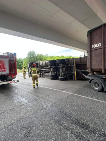 Ciężarówka przewróciła się na rondzie w Piekarach Śląskich Ciężarówka przewróciła się na rondzie w Piekarach Śląskich