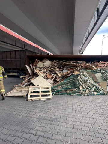 Ciężarówka przewróciła się na rondzie w Piekarach Śląskich Ciężarówka przewróciła się na rondzie w Piekarach Śląskich