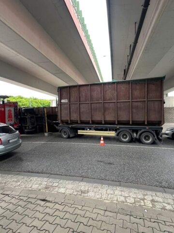 Ciężarówka przewróciła się na rondzie w Piekarach Śląskich Ciężarówka przewróciła się na rondzie w Piekarach Śląskich