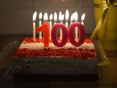 Emerytura honorowa? Ilu osobom ZUS wypłaca 6,5 tys. zł? 100 lat zus