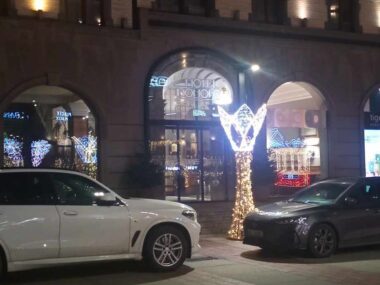 Samochody wciąż parkują na deptaku przed hotelem Monopol samochody przed hotelem Monopol