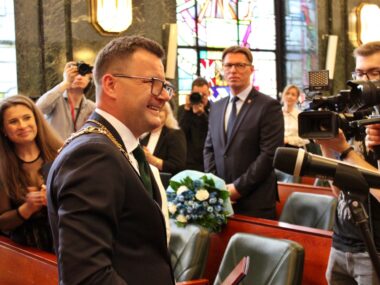 Szymon Michałek zaprzysiężony na prezydenta Chorzowa Zaprzysiężenie prezydenta Chorzowa i ślubowanie radnych miasta