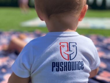 Dumne bajtle z Pyskowic w lokalnych ubrankach Pyskowicki prezent dla noworodków