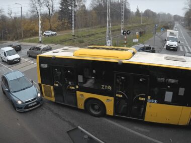 Uwaga, zachodzi przy skręcie! Kolizja przy torach w Wirku Kolizja przejazd wirek