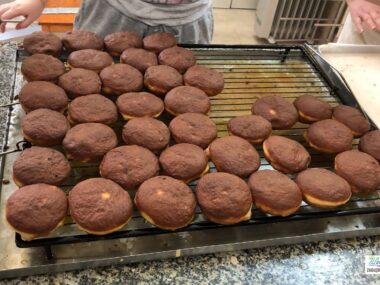 Tłusty czwartek. Kolejki po tradycyjne pączki w Sosnowcu Cukiernia Makolów w Sosnowcu. Dzień przed tłustym czwartkiem. 26 lutego 2025.