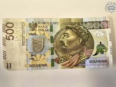 Zapłacił podrabianym banknotem za zakupy w sklepie Podrabiany banknot 500 złotych