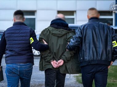 Urzędnik przyjmował łapówki od mafii śmieciowej Urzędnik w asyście policji