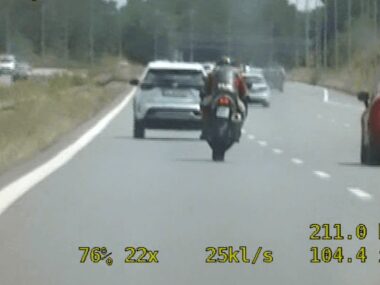 Motocyklista pędził bez uprawnień z prędkością 236 km/h Pędził bez uprawnień 236 km/h