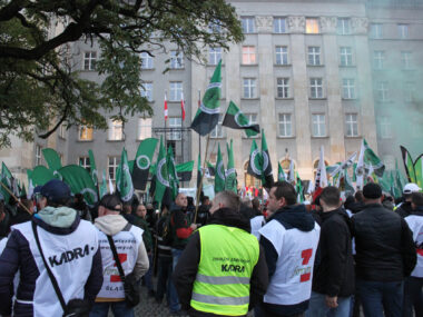 Echa marszu związkowców. Protest ponad podziałami? Około 10 tysięcy członków central związkowych z regionu oraz sympatyków wzięło udział w marszu gwiaździstym