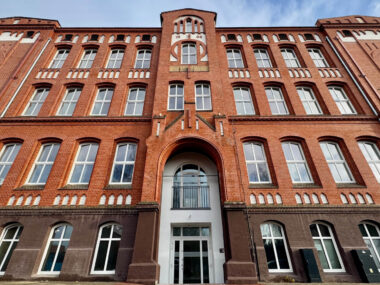 Mieszkania w dawnej szkole w Lipinach Gmach dawnej szkoły w Lipinach