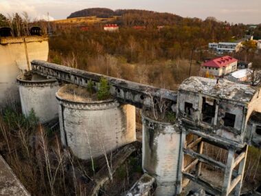 Monumentalna cementownia w Grodźcu widziana z drona. GALERIA Będzin-Grodziec. Cementownia widziana z lotu ptaka. 20 listopada 2025.