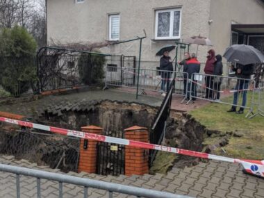 Zapadła się ziemia – pochłonęła wjazd, ogrodzenie i chodnik Będzin-Łagisza. Zapadlisko pogórnicze przy ulicy Świerkowej. Spotkanie. 26 marca 2026