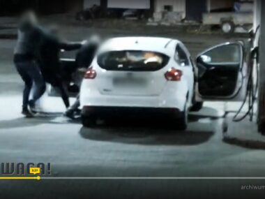 Zarzuty dla policjantów po interwencji względem chorego Będzin. Stacja paliw przy ulicach 11 Listopada i Ignacego Krasickiego. Zatrzymanie kierowcy chorego na parkinsonizm. 19 października 2025.