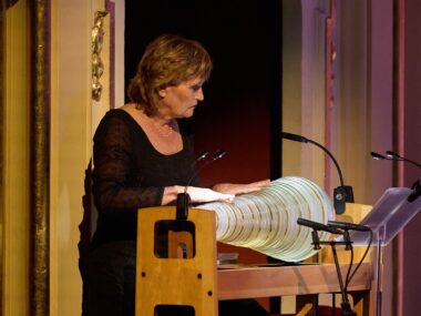 Na harmonice szklanej gra kilka osób. Posłuchaj w Katowicach Christa Schönfeldinger, harmonika szklana