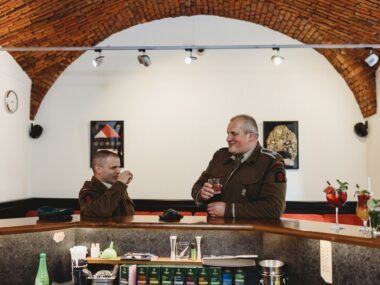 Wnętrza „Commando Pub”. W historycznych mundurach żołnierzy 1. Samodzielnej Kompanii Commando pozują rekonstruktorzy z GRH „Commando” Wnętrza „Commando Pub”. W historycznych mundurach żołnierzy 1. Samodzielnej Kompanii Commando pozują rekonstruktorzy z GRH „Commando”