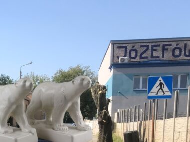 Czeladź. Dawne Zakłady Ceramiczne »Józefów« w Czeladzi. Niedźwiedzie – figurki ceramiczne tam wyprodukowane, symbole firmy Czeladź. Dawne Zakłady Ceramiczne »Józefów« w Czeladzi. Niedźwiedzie – figurki ceramiczne tam wyprodukowane, symbole firmy