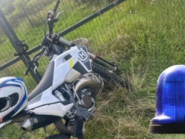 Motocyklista bez „prawka” przeganiał pieszych na chodniku Czeladź. Zatrzymanie 18-letniego motocyklisty bez uprawnień na Niwie. 29 lipca 2025.