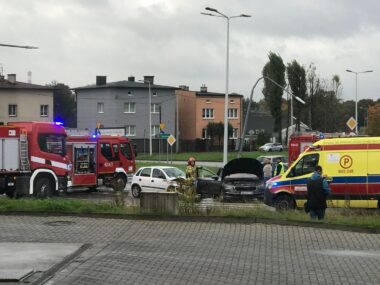 Złamana latarnia po zderzeniu w Czeladzi. ZDJĘCIA Czeladź. Zderzenie na skrzyżowaniu ulic Będzińskiej i Grodzieckiej. Złamana Latarnia. 11 października 2025.