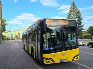 Dwie linie autobusowe wydłużone, jedna o zmienionej trasie Dąbrowa Górnicza. Autobus linii nr 606.